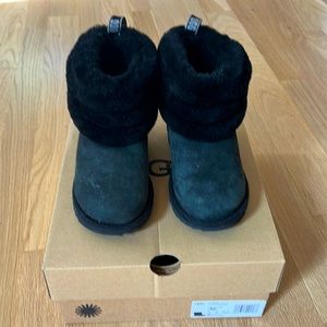 Black Uggs w box